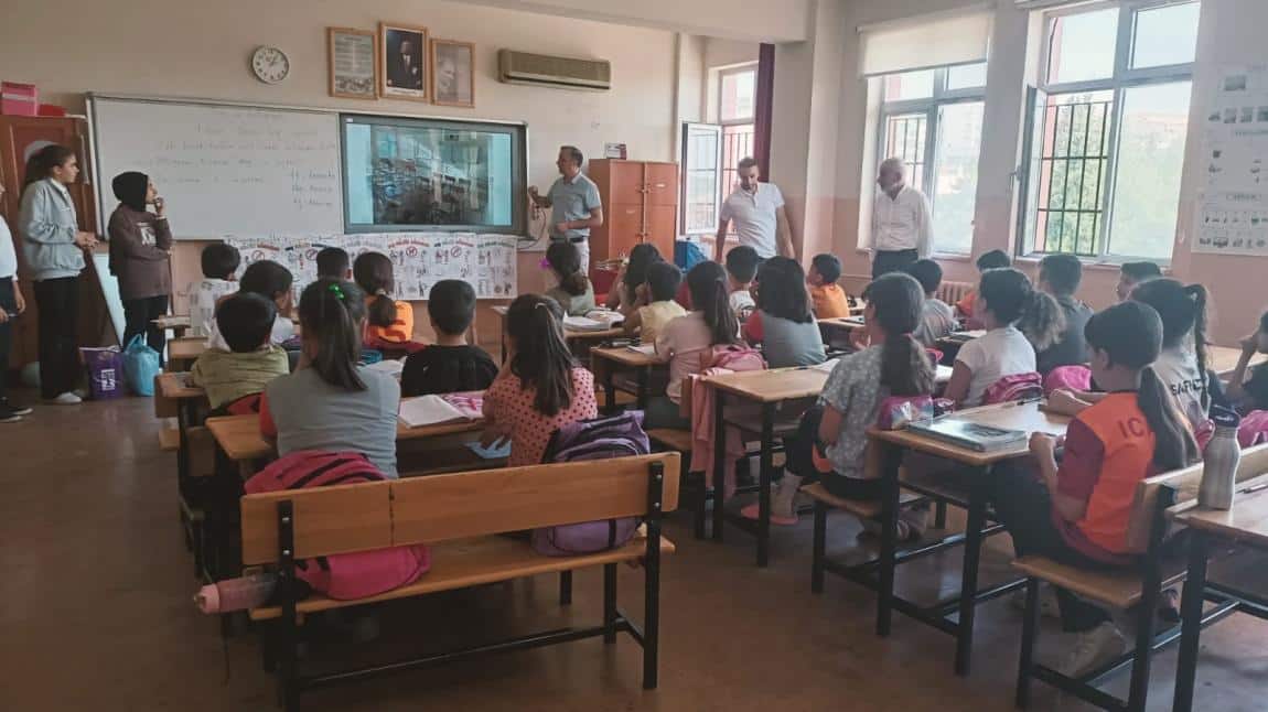 Çevik Ersin Temel İlkokuluna yaptığımız ziyarette okulumuzun tanıtımını yaptık.
